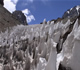 Penitentes (formazioni di ghiaccio a forma di vele).