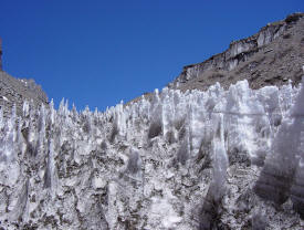 Penitentes: formazioni di ghiaccio a forma di vele